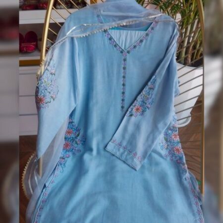 Timeless elegance, woven in resham.