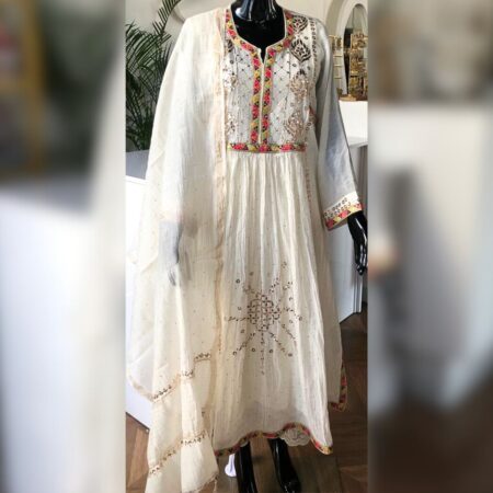 Where tradition threads through elegance, Pitta work on Mul Chanderi.